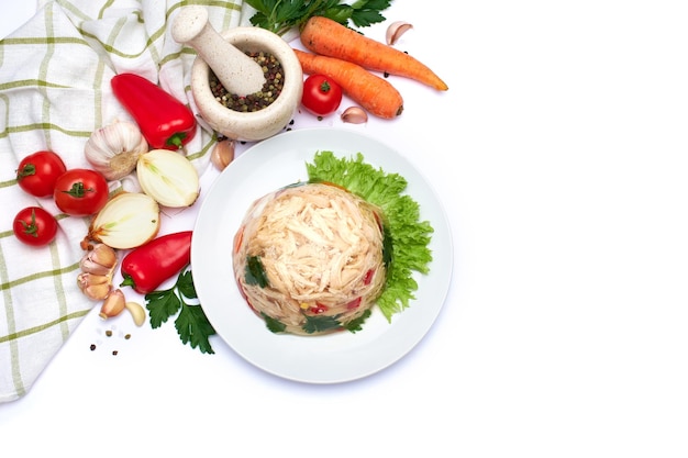 Świeże składniki i talerz gotowej potrawy